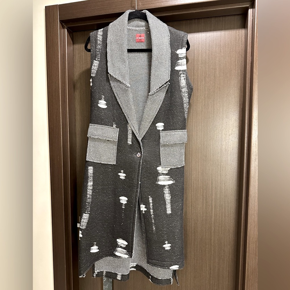 Sleeveless long blazer